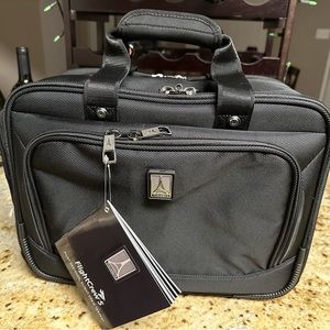 BNWT Travelpro FlightCrew 5 flight tote